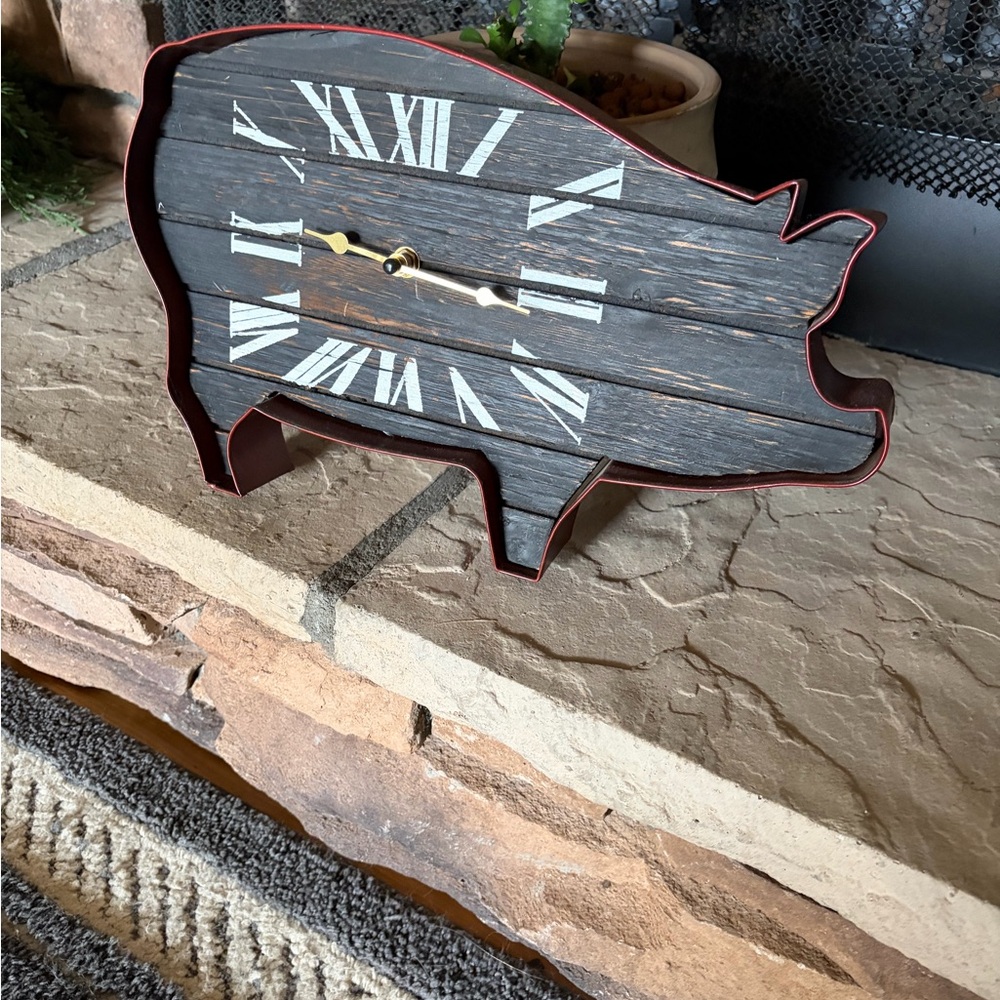 Rustic Pig-Shaped Wall Clock - Red - Picture 2 of 4